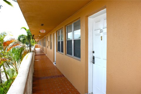 Condo in Hialeah, Florida, 1 bedroom  № 1980235 - photo 17