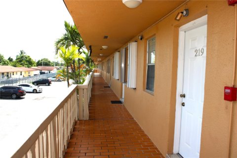Condo in Hialeah, Florida, 1 bedroom  № 1980235 - photo 16