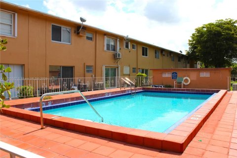 Condo in Hialeah, Florida, 1 bedroom  № 1980235 - photo 29