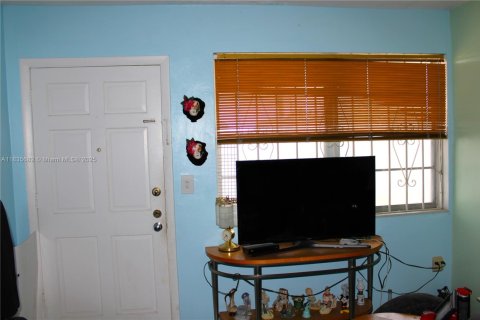 Condo in Hialeah, Florida, 1 bedroom  № 1980235 - photo 19
