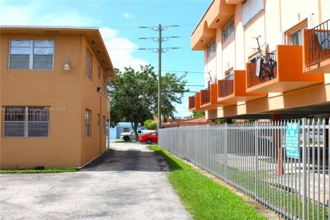 Condo in Hialeah, Florida, 1 bedroom  № 1980235 - photo 11