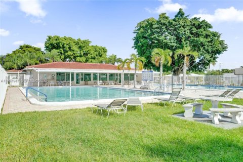 Купить виллу или дом в Тамарак, Флорида 2 спальни, 93.09м2, № 1995706 - фото 6