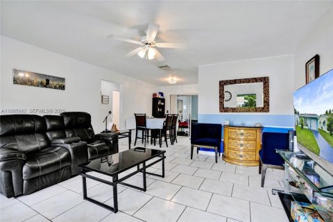 Купить виллу или дом в Тамарак, Флорида 2 спальни, 93.09м2, № 1995706 - фото 7