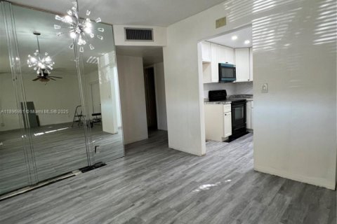 Снять в аренду кондоминиум в Лодерхилл, Флорида 2 спальни, 86.03м2, № 1948707 - фото 3