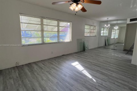 Снять в аренду кондоминиум в Лодерхилл, Флорида 2 спальни, 86.03м2, № 1948707 - фото 2