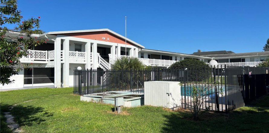 Кондоминиум с 2 спальнями в Лодерхилл, Флорида № 1948707