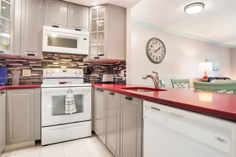 Кондоминиум с 2 спальнями в Лодердейл-Лейкс, Флорида № 2018178