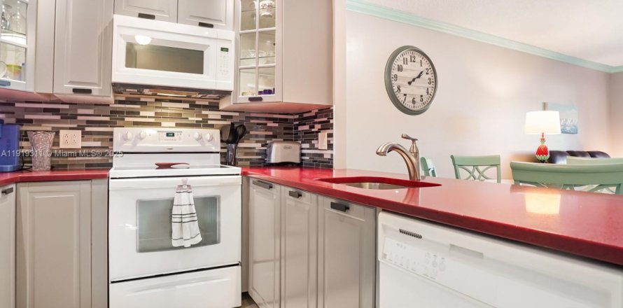 Кондоминиум с 2 спальнями в Лодердейл-Лейкс, Флорида № 2018178