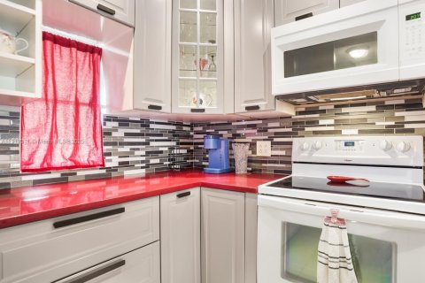 Купить кондоминиум в Лодердейл-Лейкс, Флорида 2 спальни, 87.7м2, № 2018178 - фото 7