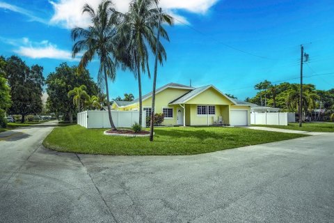 House in Oakland Park, Florida 3 bedrooms, 228.08 sq.m. № 1902420 - photo 1