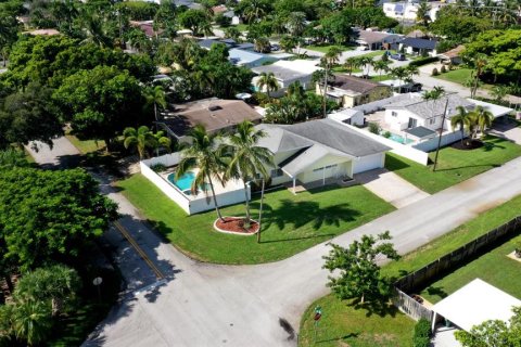 House in Oakland Park, Florida 3 bedrooms, 228.08 sq.m. № 1902420 - photo 8