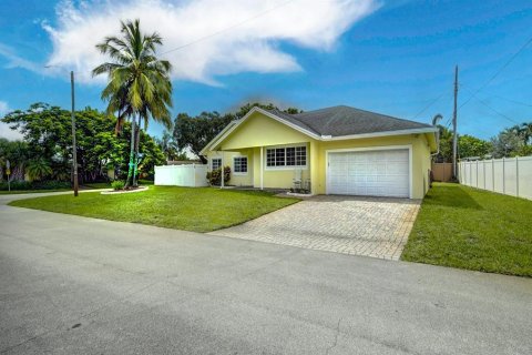 House in Oakland Park, Florida 3 bedrooms, 228.08 sq.m. № 1902420 - photo 4