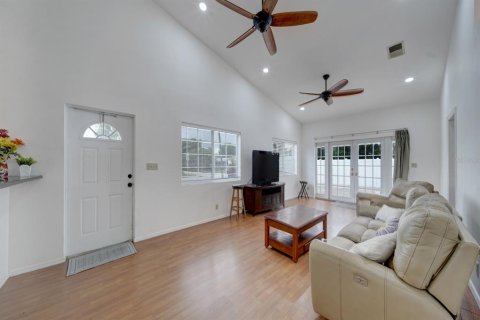House in Oakland Park, Florida 3 bedrooms, 228.08 sq.m. № 1902420 - photo 9