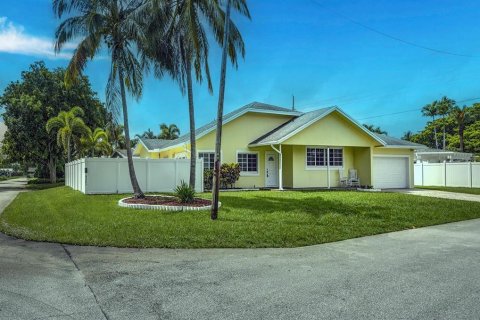 House in Oakland Park, Florida 3 bedrooms, 228.08 sq.m. № 1902420 - photo 3