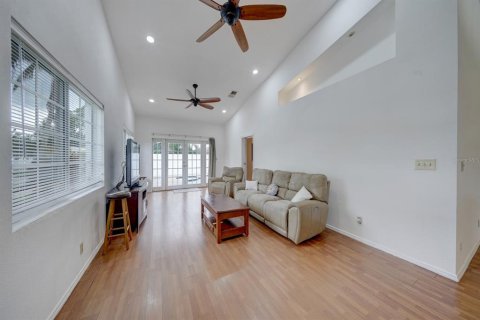 House in Oakland Park, Florida 3 bedrooms, 228.08 sq.m. № 1902420 - photo 12