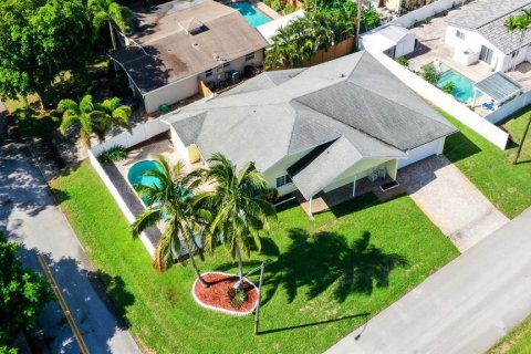 House in Oakland Park, Florida 3 bedrooms, 228.08 sq.m. № 1902420 - photo 2