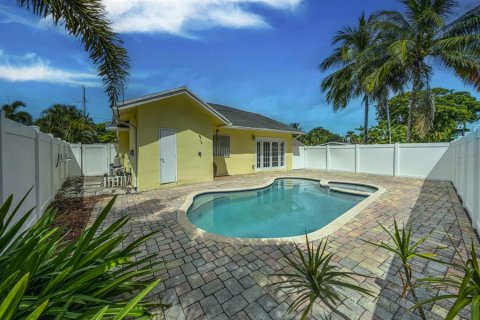 House in Oakland Park, Florida 3 bedrooms, 228.08 sq.m. № 1902420 - photo 5