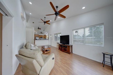 House in Oakland Park, Florida 3 bedrooms, 228.08 sq.m. № 1902420 - photo 11