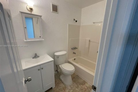 Condo in North Miami Beach, Florida, 1 bedroom  № 1611625 - photo 11