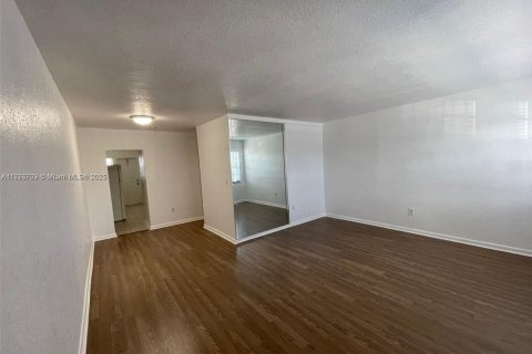 Condo in North Miami Beach, Florida, 1 bedroom  № 1611625 - photo 7