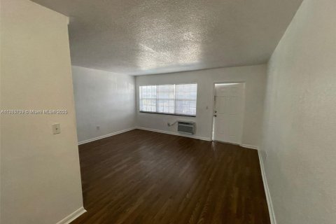 Condo in North Miami Beach, Florida, 1 bedroom  № 1611625 - photo 10