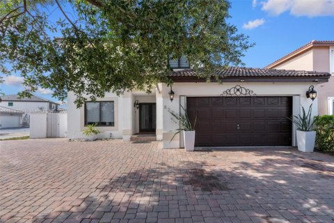 House in Hialeah, Florida 4 bedrooms, 186.83 sq.m. № 1752574 - photo 1
