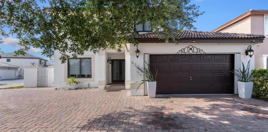 House in Hialeah, Florida 4 bedrooms, 186.83 sq.m. № 1752574