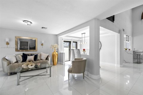 House in Hialeah, Florida 4 bedrooms, 186.83 sq.m. № 1752574 - photo 10
