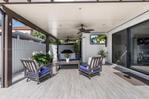 House in Hialeah, Florida 4 bedrooms, 186.83 sq.m. № 1752574 - photo 6