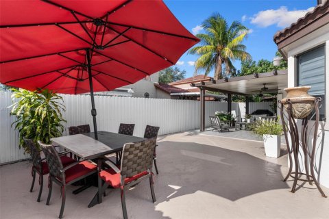 House in Hialeah, Florida 4 bedrooms, 186.83 sq.m. № 1752574 - photo 7
