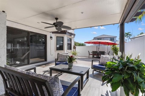 House in Hialeah, Florida 4 bedrooms, 186.83 sq.m. № 1752574 - photo 8