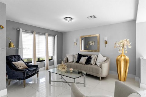 House in Hialeah, Florida 4 bedrooms, 186.83 sq.m. № 1752574 - photo 11