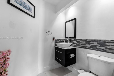 House in Hialeah, Florida 4 bedrooms, 186.83 sq.m. № 1752574 - photo 4