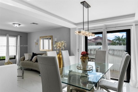 House in Hialeah, Florida 4 bedrooms, 186.83 sq.m. № 1752574 - photo 18