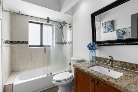 House in Hialeah, Florida 4 bedrooms, 186.83 sq.m. № 1752574 - photo 28