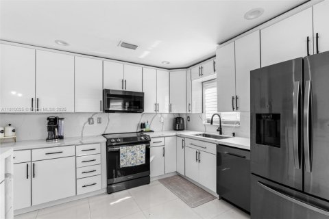 House in Hialeah, Florida 4 bedrooms, 186.83 sq.m. № 1752574 - photo 21