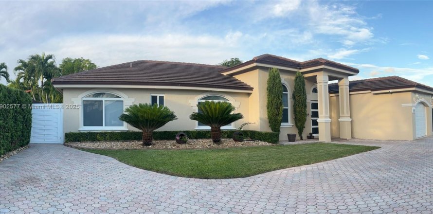 House in Miami, Florida 3 bedrooms, 155.52 sq.m. № 1956028