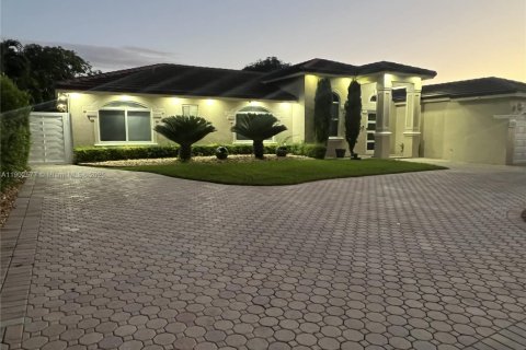 House in Miami, Florida 3 bedrooms, 155.52 sq.m. № 1956028 - photo 6