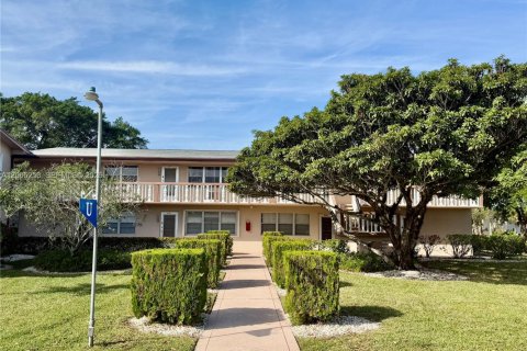 Condo in West Palm Beach, Florida, 1 bedroom  № 2071160 - photo 14