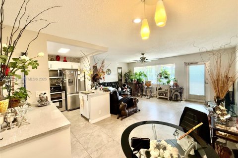Condo in West Palm Beach, Florida, 1 bedroom  № 2071160 - photo 2