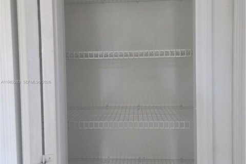 Casa en alquiler en Miami, Florida, 3 dormitorios, 146.97 m2 № 2026544 - foto 7