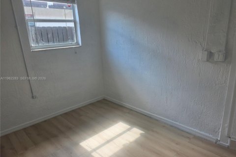 Casa en alquiler en Miami, Florida, 3 dormitorios, 146.97 m2 № 2026544 - foto 5