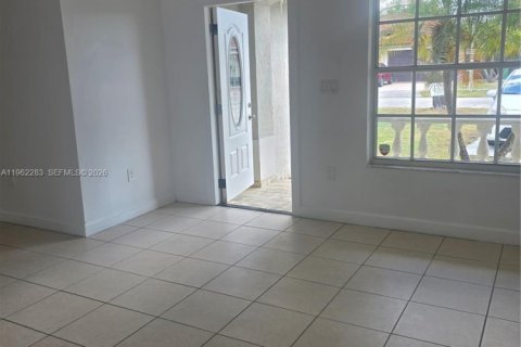 Casa en alquiler en Miami, Florida, 3 dormitorios, 146.97 m2 № 2026544 - foto 3