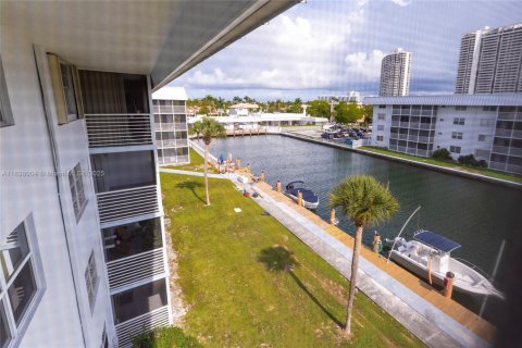 Copropriété à vendre à North Miami Beach, Floride: 2 chambres, 100.8 m2 № 1828718 - photo 1