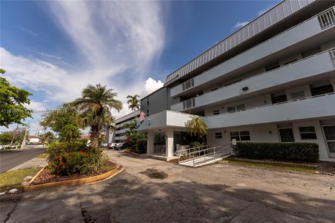 Copropriété à vendre à North Miami Beach, Floride: 2 chambres, 100.8 m2 № 1828718 - photo 9