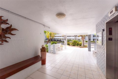 Copropriété à vendre à North Miami Beach, Floride: 2 chambres, 100.8 m2 № 1828718 - photo 16
