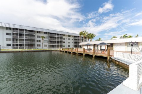 Copropriété à vendre à North Miami Beach, Floride: 2 chambres, 100.8 m2 № 1828718 - photo 7