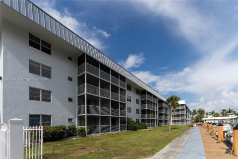 Copropriété à vendre à North Miami Beach, Floride: 2 chambres, 100.8 m2 № 1828718 - photo 11