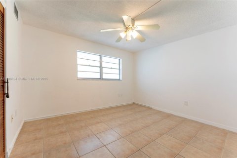 Copropriété à vendre à North Miami Beach, Floride: 2 chambres, 100.8 m2 № 1828718 - photo 30