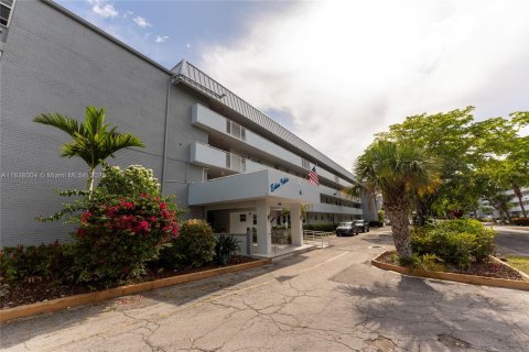 Copropriété à vendre à North Miami Beach, Floride: 2 chambres, 100.8 m2 № 1828718 - photo 10
